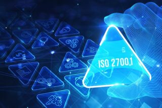 ISO 27001 Standardzertifizierung in Form eines Dreiecks in der Hand