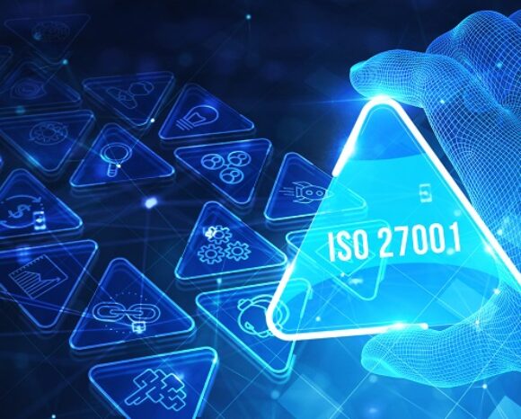ISO 27001 Standardzertifizierung in Form eines Dreiecks in der Hand