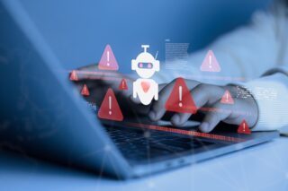 KI-gesteuerte Angriffe, tippende Hände vor Laptop