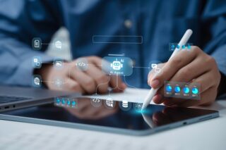 Digitaler Workflow, Mann schreibt auf Tablet mit Pen