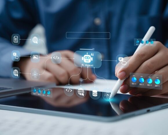 Digitaler Workflow, Mann schreibt auf Tablet mit Pen