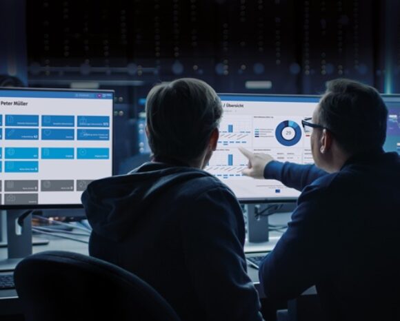 Zwei Programmierer vor Laptops