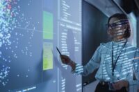 Frau vor digitaler Tafel