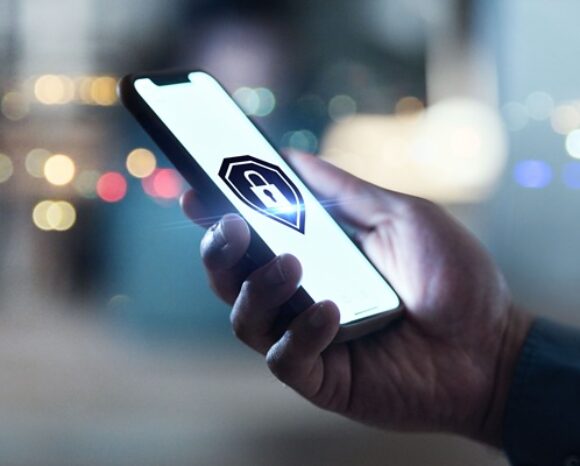 Smartphone mit Cybersecurity-Symbol in der Hand