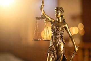Goldene Justitia-Statue