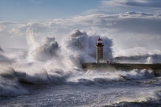 Leuchtturm in tosendem Meer