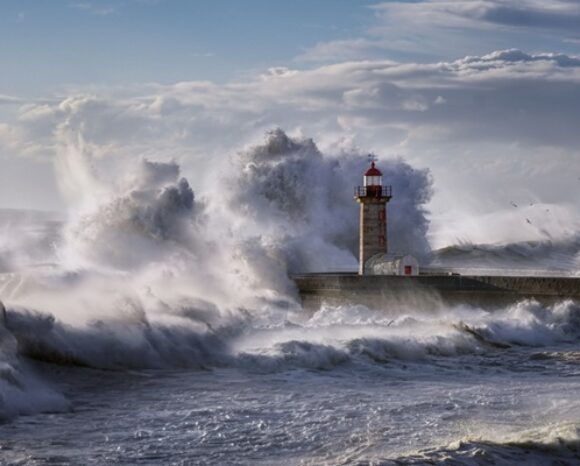 Leuchtturm in tosendem Meer