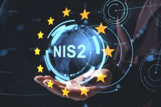 Digitales NIS2-Cybersicherheitskonzept mit holografischer Erde und EU-Sternen, die über einer Hand vor futuristischem Technologiehintergrund schweben.