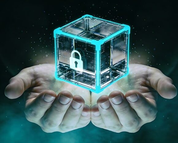 Zwei Hände halten glühendes Datenschutzsymbol in den Händen