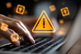 Sicherheitswarnungen und tippende Hände auf der Tastatur