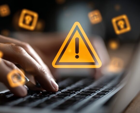 Sicherheitswarnungen und tippende Hände auf der Tastatur