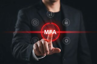 Mann tippt auf Symbol MFA, das rot leuchtet