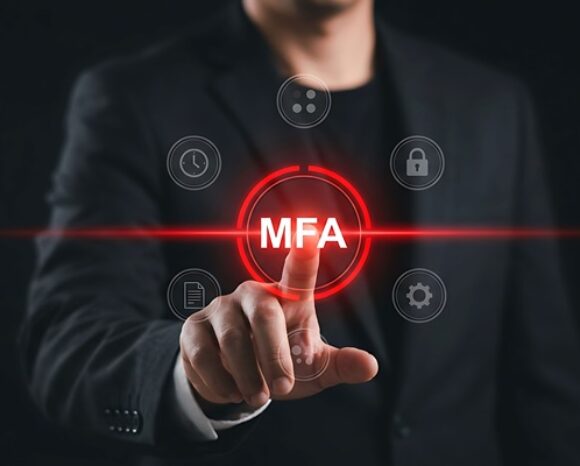 Mann tippt auf Symbol MFA, das rot leuchtet