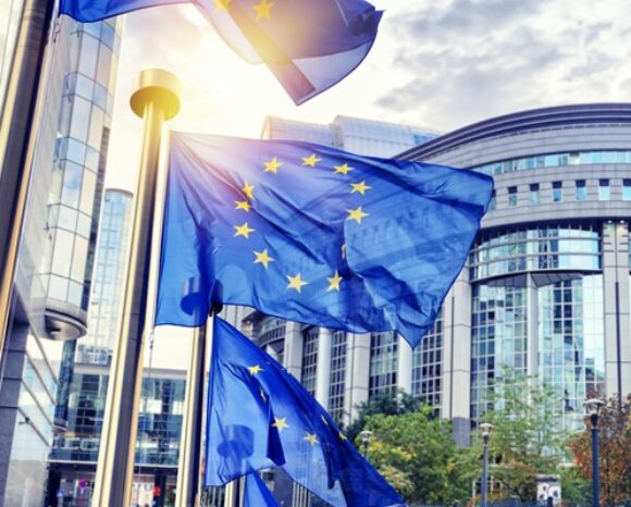 EU-Flaggen vor dem Europäischen Parlament