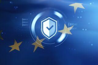 Cybersecurity-Schild mit EU-Flagge
