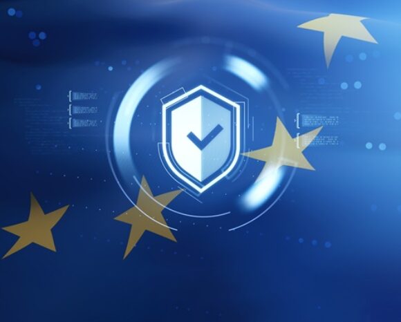 Cybersecurity-Schild mit EU-Flagge