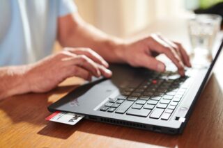 Männerhände tippen auf Computertastatur