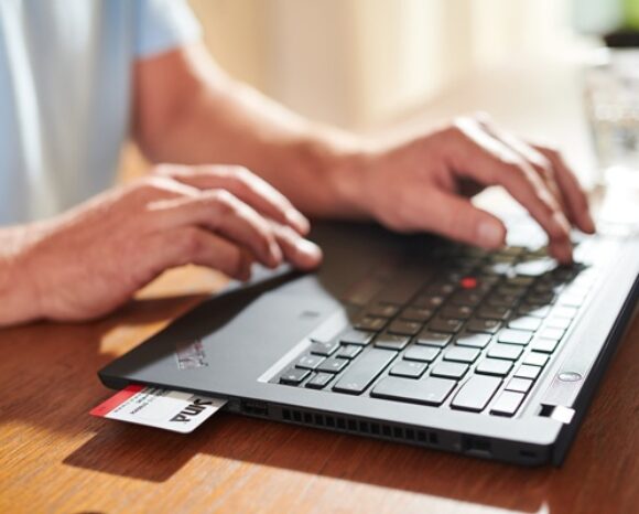 Männerhände tippen auf Computertastatur