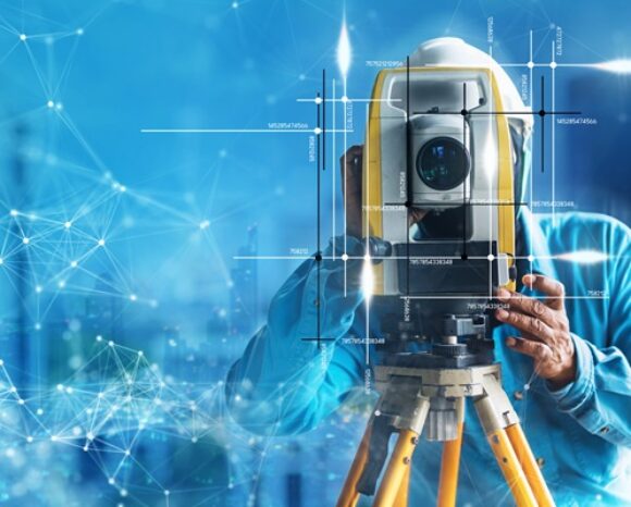 Ingenieur bei einer Baustellenbegehung mit einem Laserstativ vor dem Hintergrund einer Baustelle