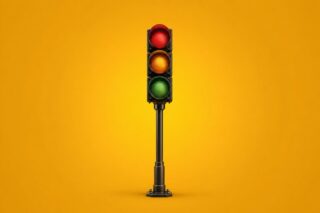 Ampel vor gelbem Hintergrund