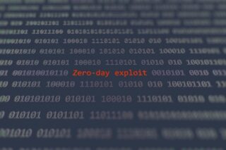 Das Wort Zero-Day Exploit in rot umgeben von Binärcode