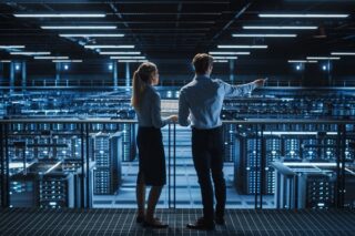 Mann und Frau im Rechenzentrum führen ein Gespräch