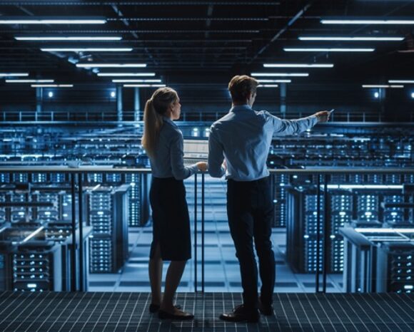 Mann und Frau im Rechenzentrum führen ein Gespräch