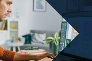 Mann am PC vor Monitor