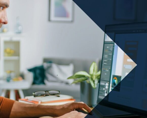 Mann am PC vor Monitor