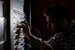IT-Systemtechniker bei der Arbeit