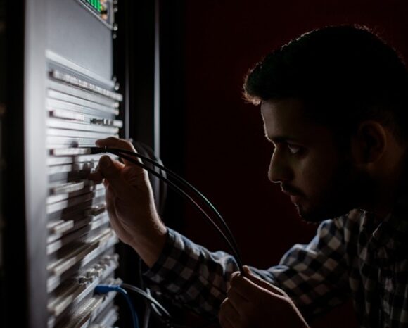 IT-Systemtechniker bei der Arbeit