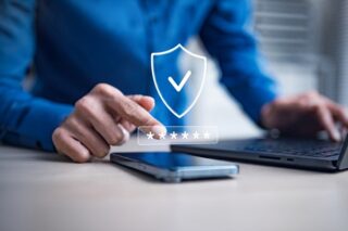 MFA - Mann tippt auf Smartphone