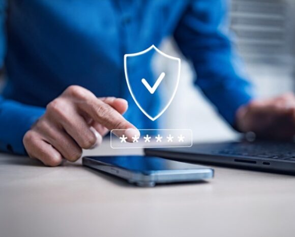 MFA - Mann tippt auf Smartphone