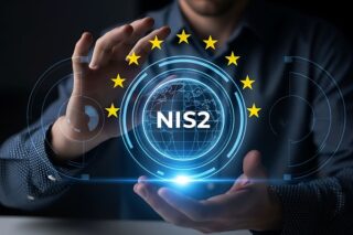 NIS2-Symbol wird umfasst von männlichen Händen