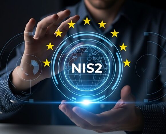 NIS2-Symbol wird umfasst von männlichen Händen