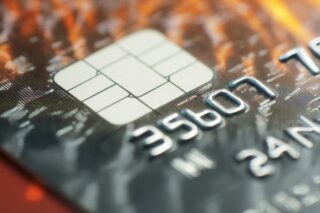 Nahaufnahme einer Kreditkarte mit Fokus auf den Chip