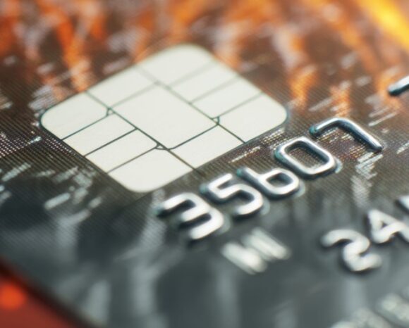 Nahaufnahme einer Kreditkarte mit Fokus auf den Chip