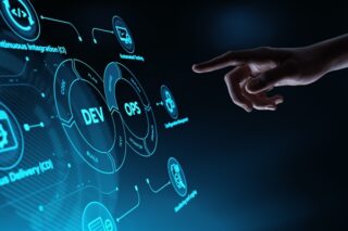 Finger zeigt auf das Wort Dev-Ops
