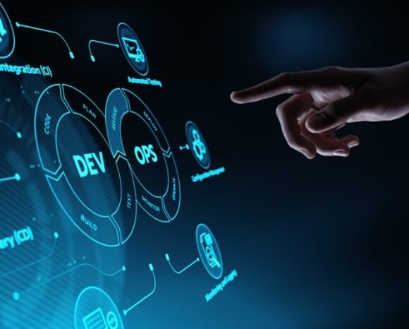 Finger zeigt auf das Wort Dev-Ops