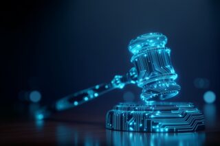 Digitale Darstellung eines glühenden Justizhammers