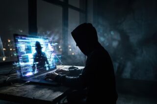 Hacker vor Bildschirm mit menschlicher Silhouette